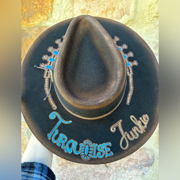 SOLD READ DESCRIPTION BELOW
New Medium Charlie 1 Horse Tee Pee Hand burned hat - Picture 5 of 9